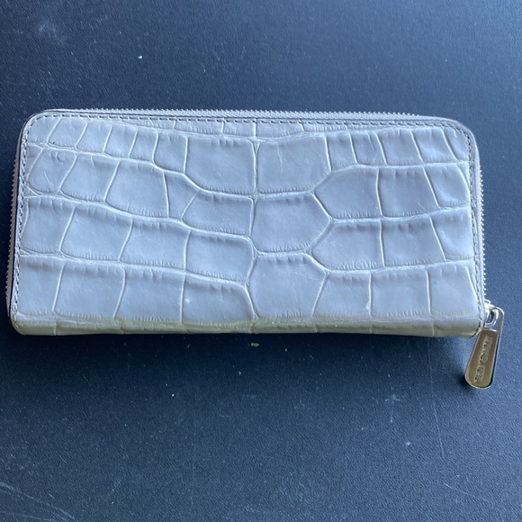 Micheal Kors large wallet - Picture 2 of 4